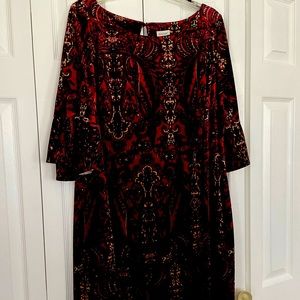 Beautiful Women’s dress size 18/20. 92% polyester, 8% spandex. Color: Multi